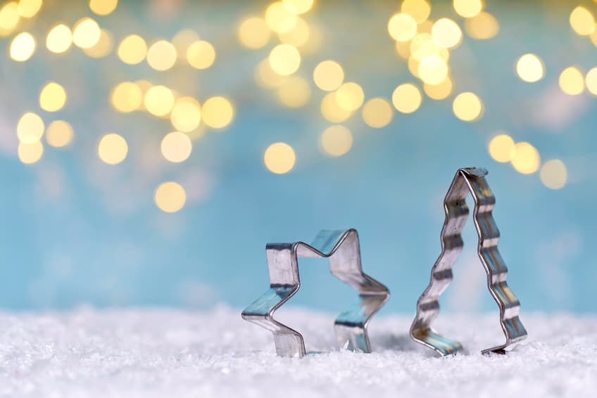 Ausstechformen in Stern- und Tannenbaumform auf Kunstschnee