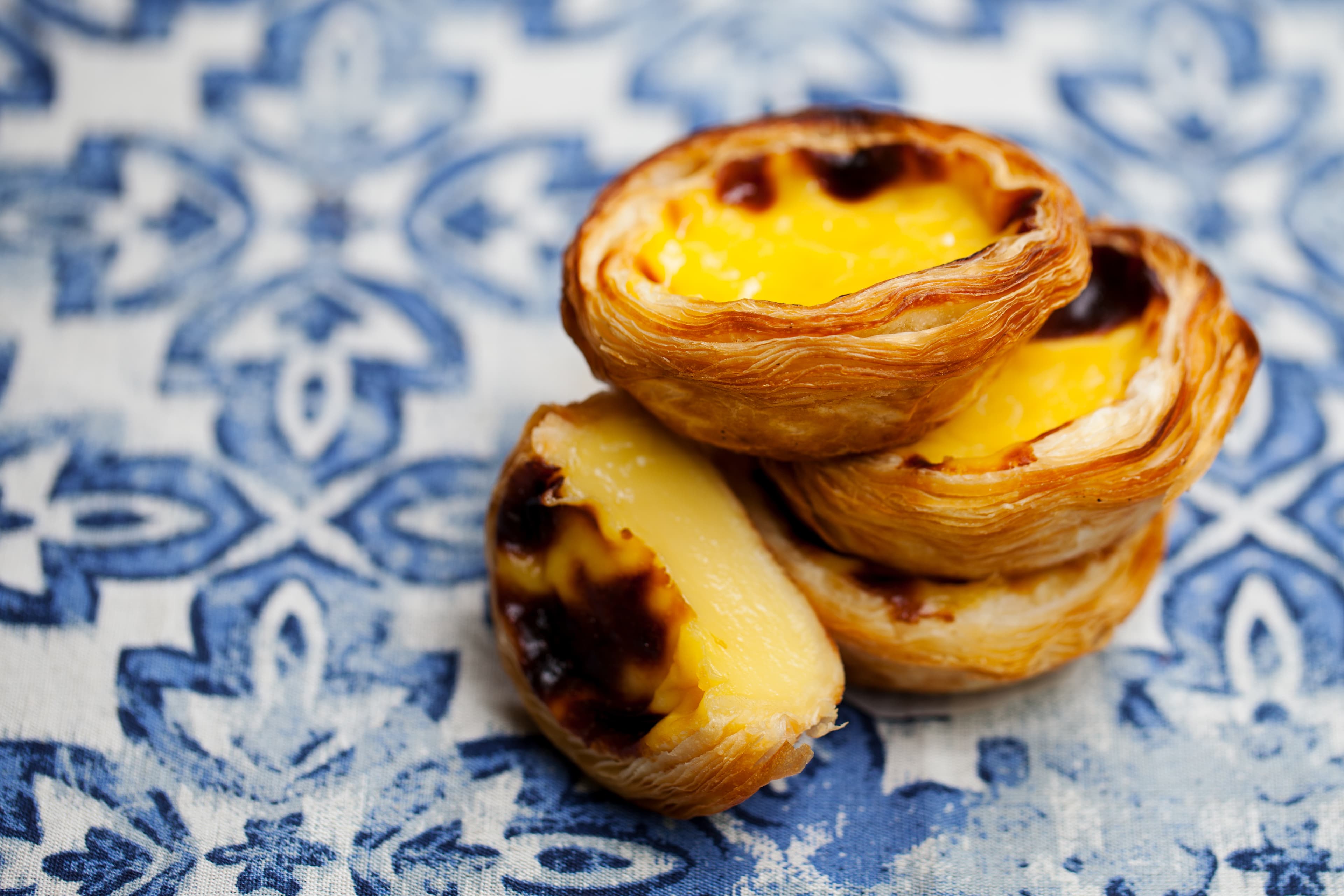 Pastéis de nata auf blau gemustertem Stoff