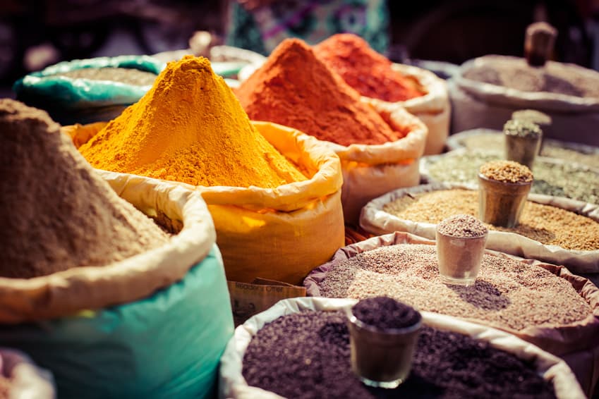 Bunte Gewürzberge in Säcken auf einem indischen Markt