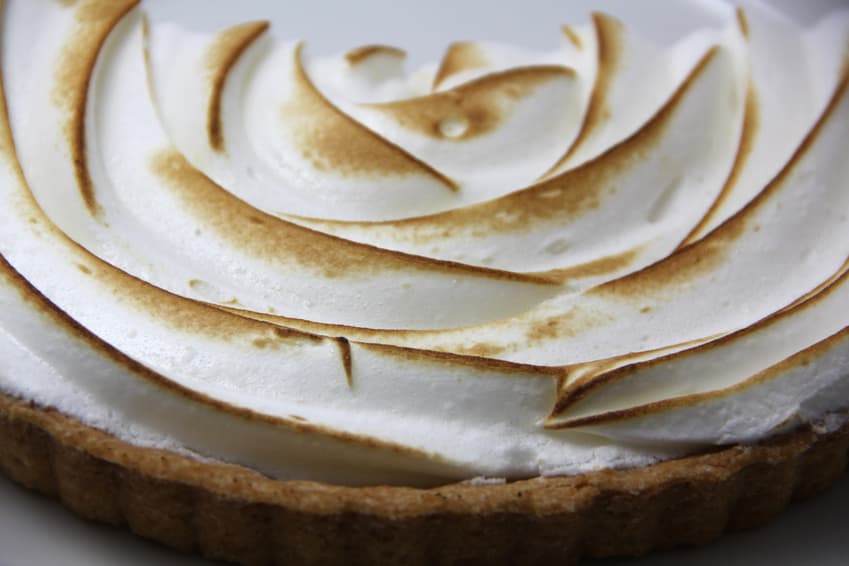 Tarte mit goldbraun abgeflammter Baiserhaube in Nahaufnahme