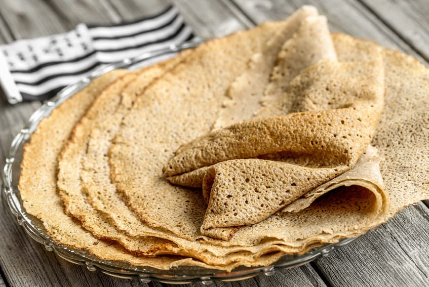 Gefaltete Buchweizen-Galettes auf einer Glasplatte