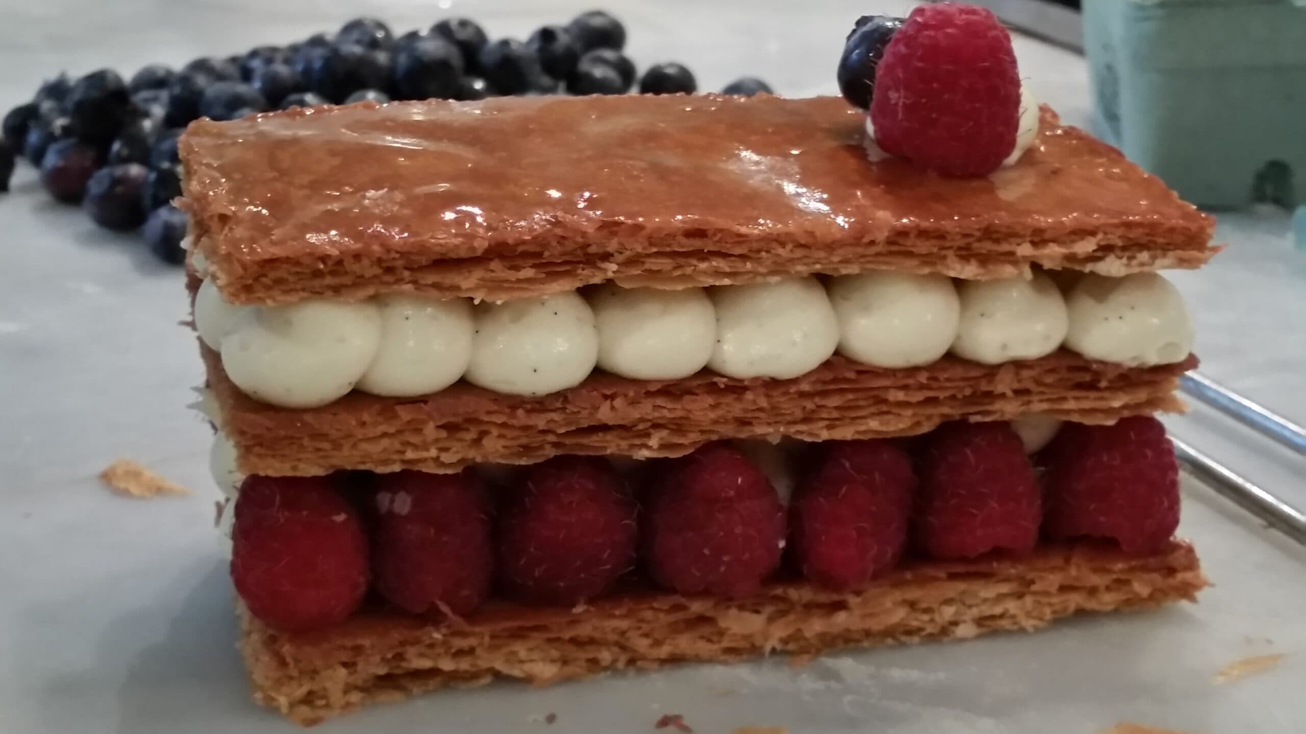 Mille-Feuille mit Vanillecreme, Himbeeren und Heidelbeeren