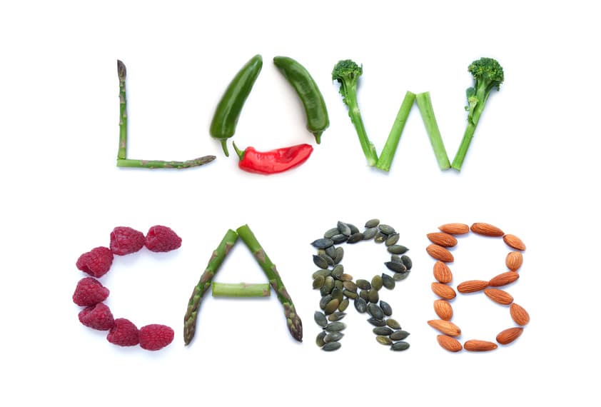 Schriftzug „Low Carb“ aus Spargel, Brokkoli, Himbeeren, Kernen und Mandeln