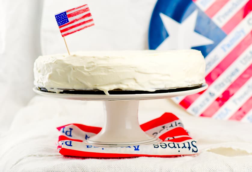 Käsekuchen auf Tortenständer mit kleiner amerikanischer Flagge