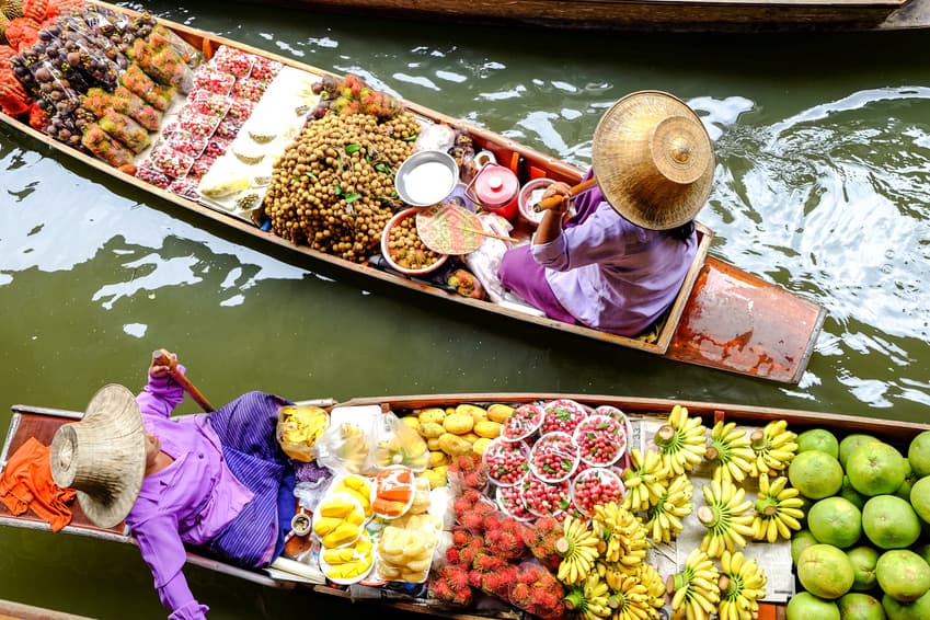 Schwimmender Markt von oben mit zwei Booten voller Obst
