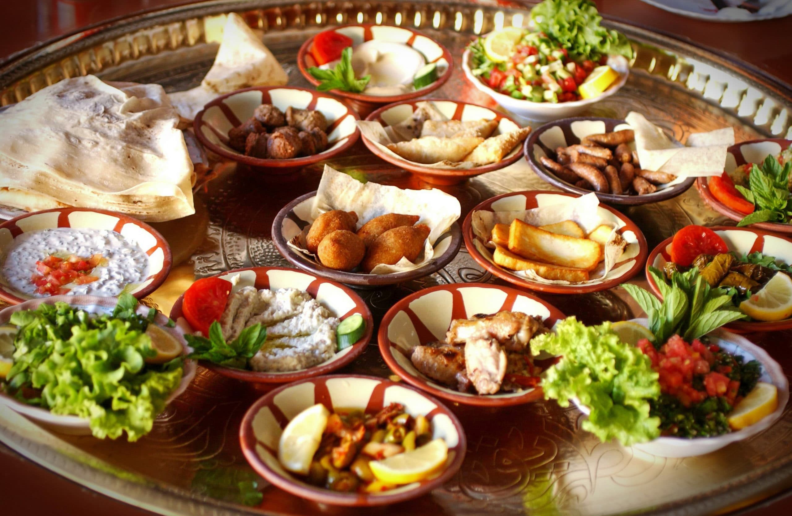 Orientalische Vorspeisenplatte mit vielen kleinen Schälchen auf Messingtablett