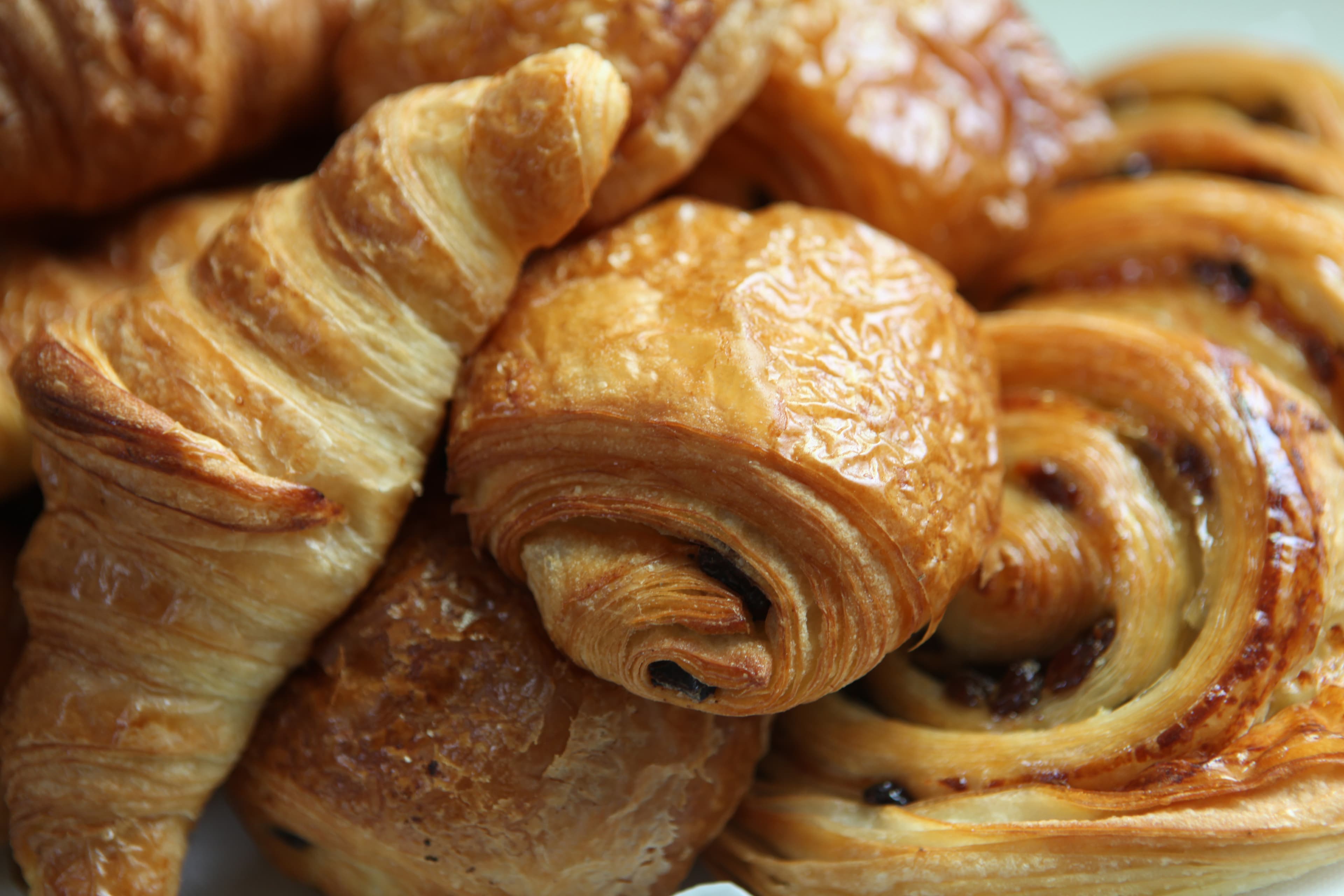 Croissants, Pain au chocolat und Rosinenschnecken in Nahaufnahme